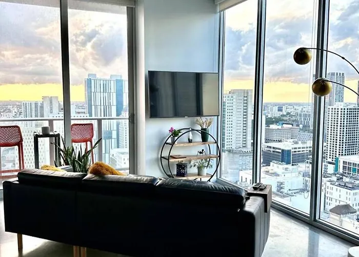 Luxury Loft 270 Views, Rooftop Pool, Parking