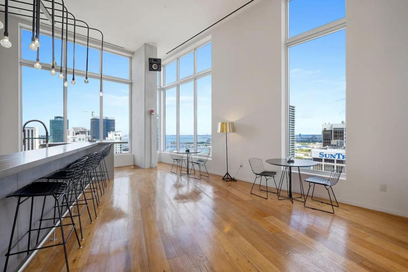Luxury Loft 270 Views, Rooftop Pool, Parking