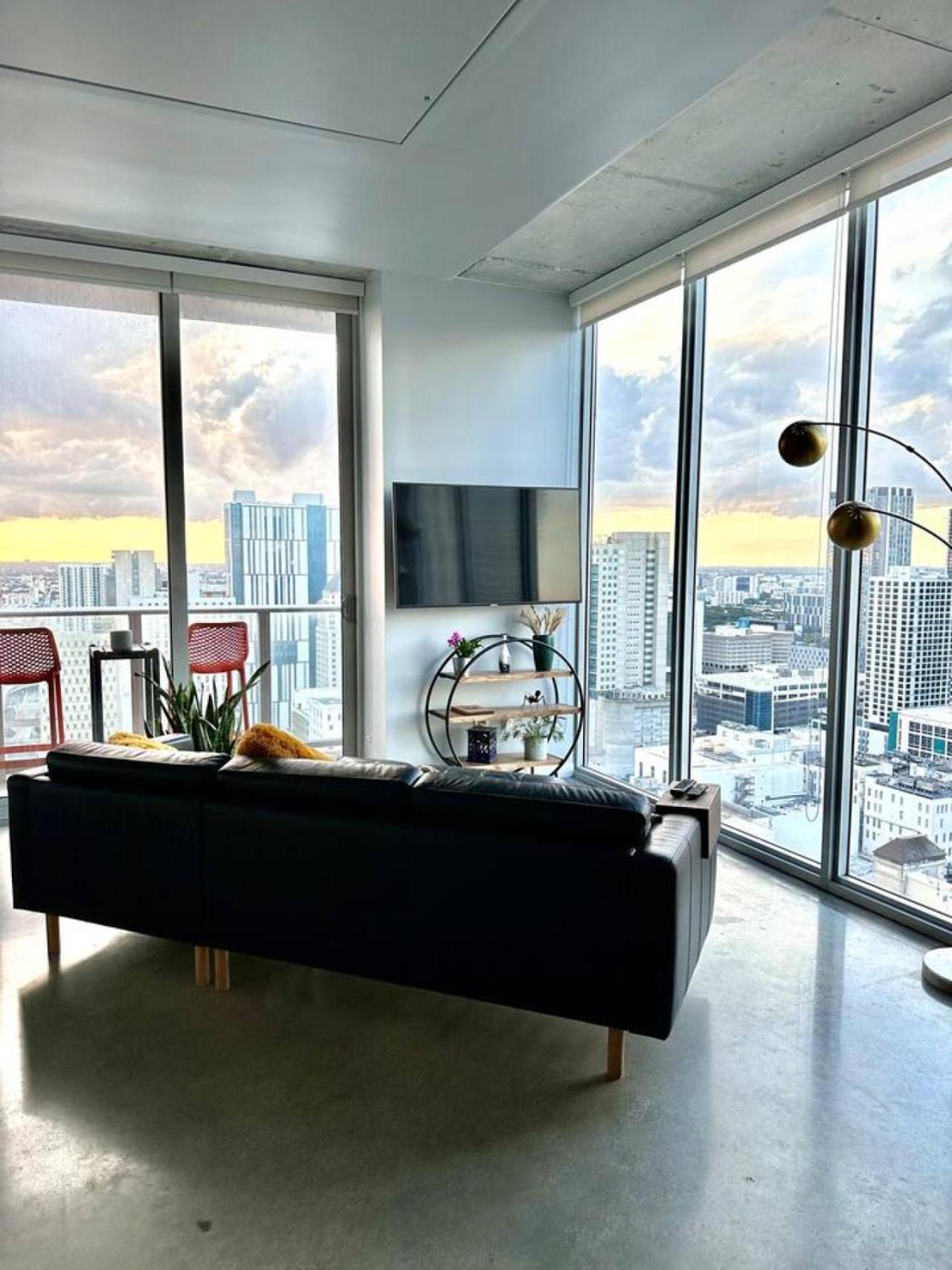 Luxury Loft 270 Views, Rooftop Pool, Parking