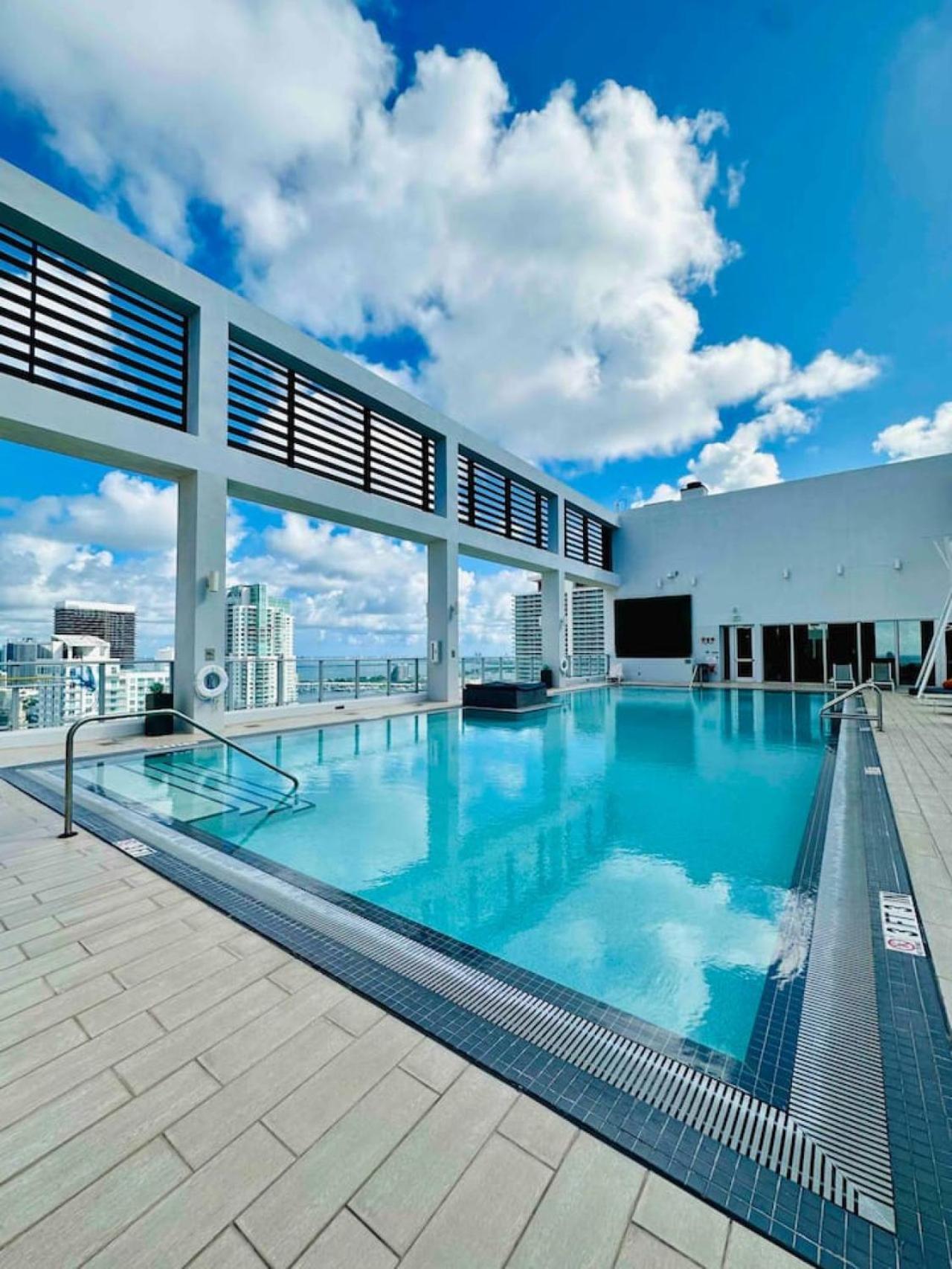 Luxury Loft 270 Views, Rooftop Pool, Parking Holiday home *